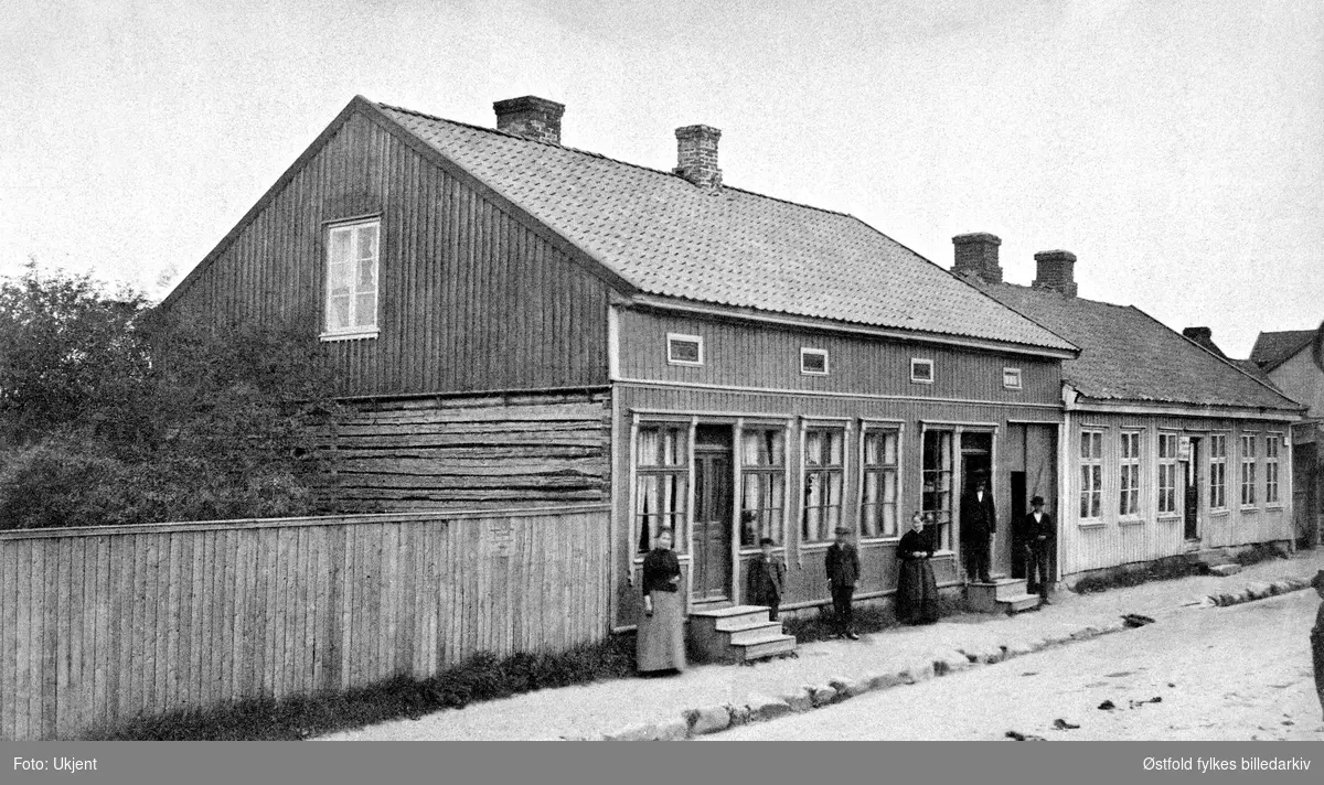 Johs. Jensens hus med butikk (i Sandesundsveien ? ) i Sarpsborg, ca. 1880.
Antakelig er det Johannes Jensen som står foran huset med sin kone og barn og tjenestefolk.

Jensen ble handelsborger i Sarpsborg 30. august 1874. (Folio 83 i magistratprotokollen fra 1864-1910. Vedlagt: Utskrift av protokoll (se navne- og dokument-register)