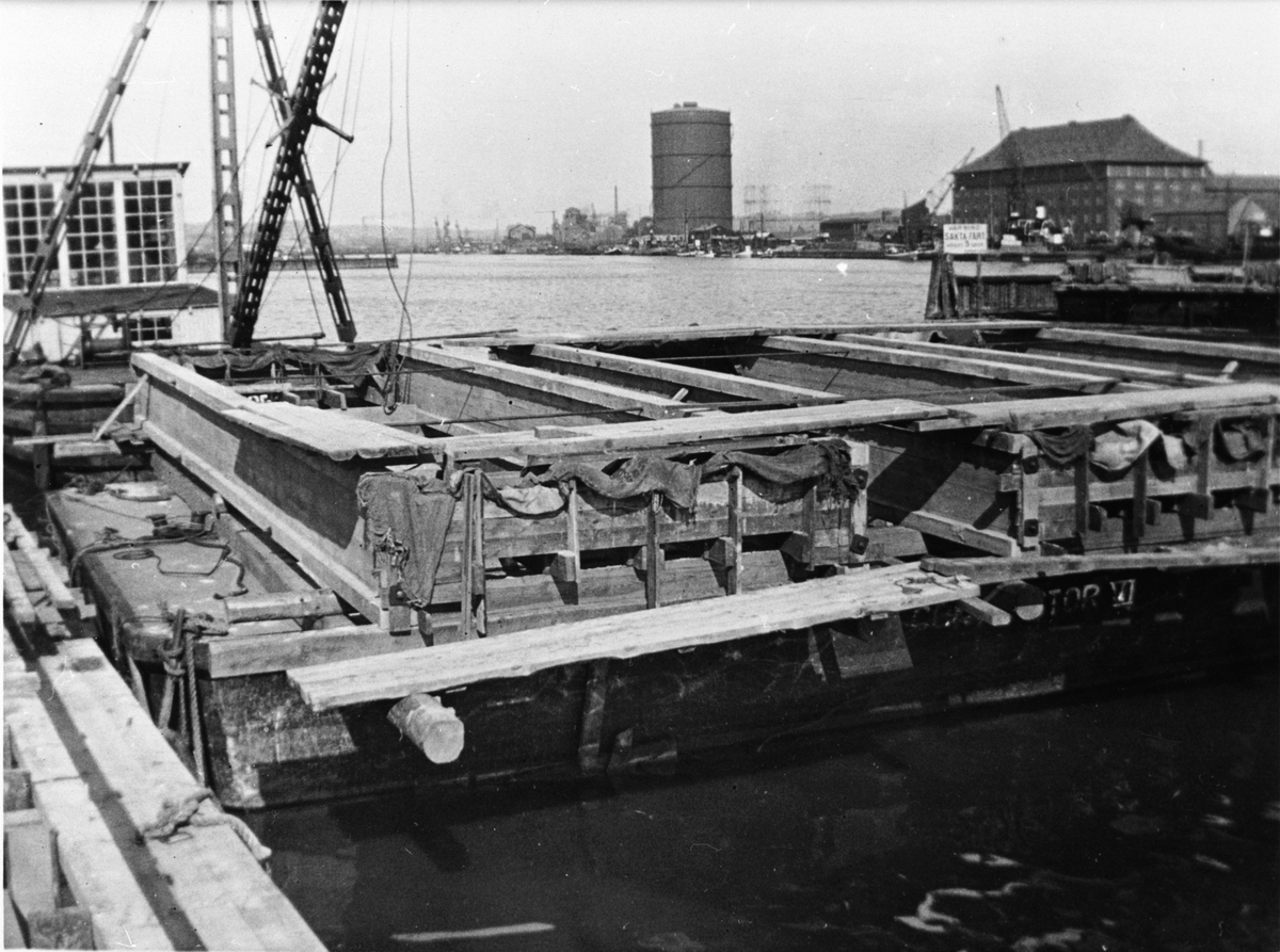 Byggherre: Byggnadsaktiebolaget Contractor, Stockholm. Götaälvsbron. Gjutning av kassun i torrdocka  vid Trollhättan.