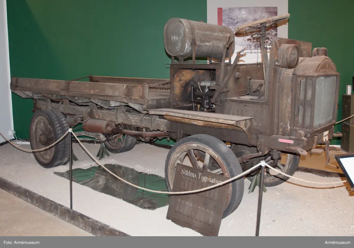 Grupp F. VI b.
4-hjulsdriven "lastbil" märkt "Stockholms Tygstation" 1920-talet.

