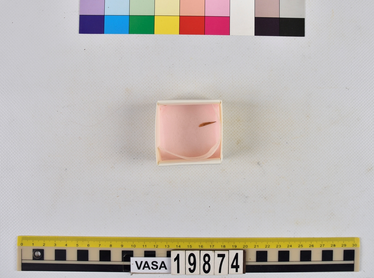 Ben från strömming (Clupea harengus membras).

606 st. kotor (vertebrae).

76 st. (39 sin+37 dx samt en del fragment) dentalia.

66 st. (29+37) hyomandibularia.

67 st. opercularia.

57 st. (29+28) maxillaria.

57 st. (30+27) articularia.

4 st. opisthotica.

54 st. quadrata.

52 st. (29+23) keratohyalia.

48 st. exoccipitalia.

47 st. (24+23) epihyalia.

39 st. (28+11) frontalia.

30 st. urostyli.

10 st. ectopterygoidea.

10 st. (7+3) supracleithralia ventr.

7 st. (4+3) supraleithralia dorsalia.

3 st. parasphenoidea.

2 st. orbitosphenoidea.

1 st. basihyale.

53 st. prootica.