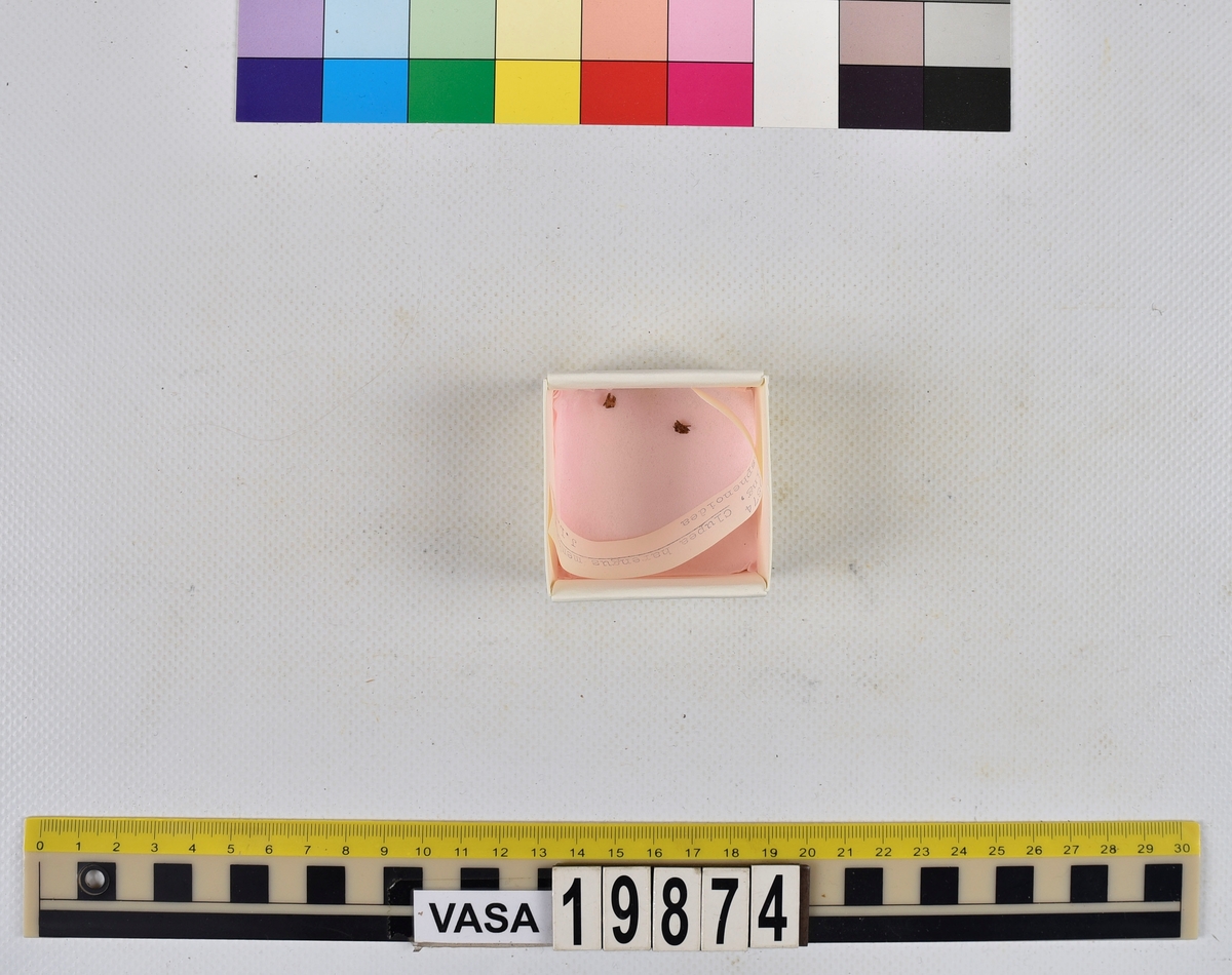 Ben från strömming (Clupea harengus membras).

606 st. kotor (vertebrae).

76 st. (39 sin+37 dx samt en del fragment) dentalia.

66 st. (29+37) hyomandibularia.

67 st. opercularia.

57 st. (29+28) maxillaria.

57 st. (30+27) articularia.

4 st. opisthotica.

54 st. quadrata.

52 st. (29+23) keratohyalia.

48 st. exoccipitalia.

47 st. (24+23) epihyalia.

39 st. (28+11) frontalia.

30 st. urostyli.

10 st. ectopterygoidea.

10 st. (7+3) supracleithralia ventr.

7 st. (4+3) supraleithralia dorsalia.

3 st. parasphenoidea.

2 st. orbitosphenoidea.

1 st. basihyale.

53 st. prootica.