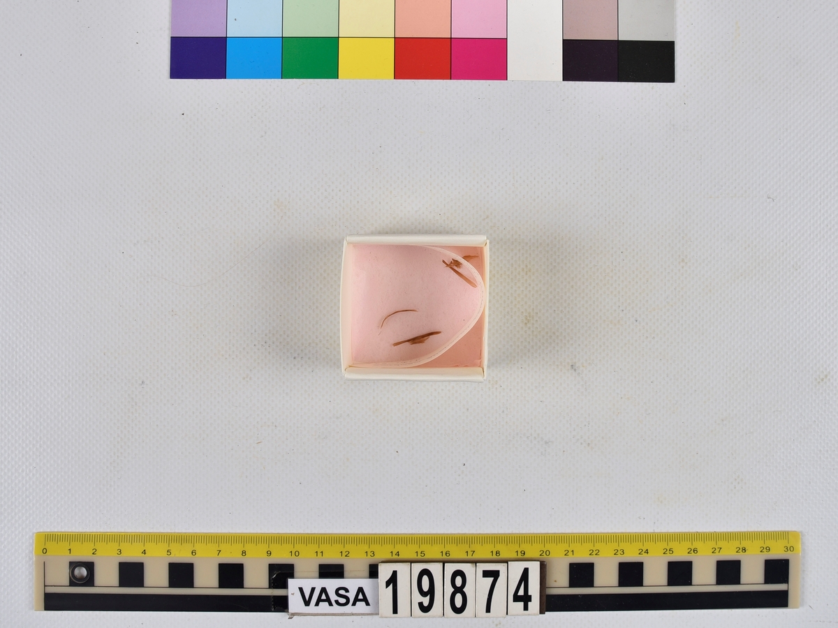 Ben från strömming (Clupea harengus membras).

606 st. kotor (vertebrae).

76 st. (39 sin+37 dx samt en del fragment) dentalia.

66 st. (29+37) hyomandibularia.

67 st. opercularia.

57 st. (29+28) maxillaria.

57 st. (30+27) articularia.

4 st. opisthotica.

54 st. quadrata.

52 st. (29+23) keratohyalia.

48 st. exoccipitalia.

47 st. (24+23) epihyalia.

39 st. (28+11) frontalia.

30 st. urostyli.

10 st. ectopterygoidea.

10 st. (7+3) supracleithralia ventr.

7 st. (4+3) supraleithralia dorsalia.

3 st. parasphenoidea.

2 st. orbitosphenoidea.

1 st. basihyale.

53 st. prootica.