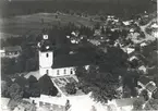 Flygfoto över Kristdala kyrka.