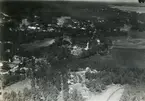 Flygfoto Emsfors bruk (pappersbruk). Översvämning 1935. Samhället med pappersbruket och bostadshus samt Emån.