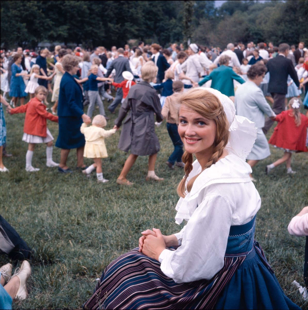 Kvinna avbildad vid midsommarfirandet på Tingsvallen.