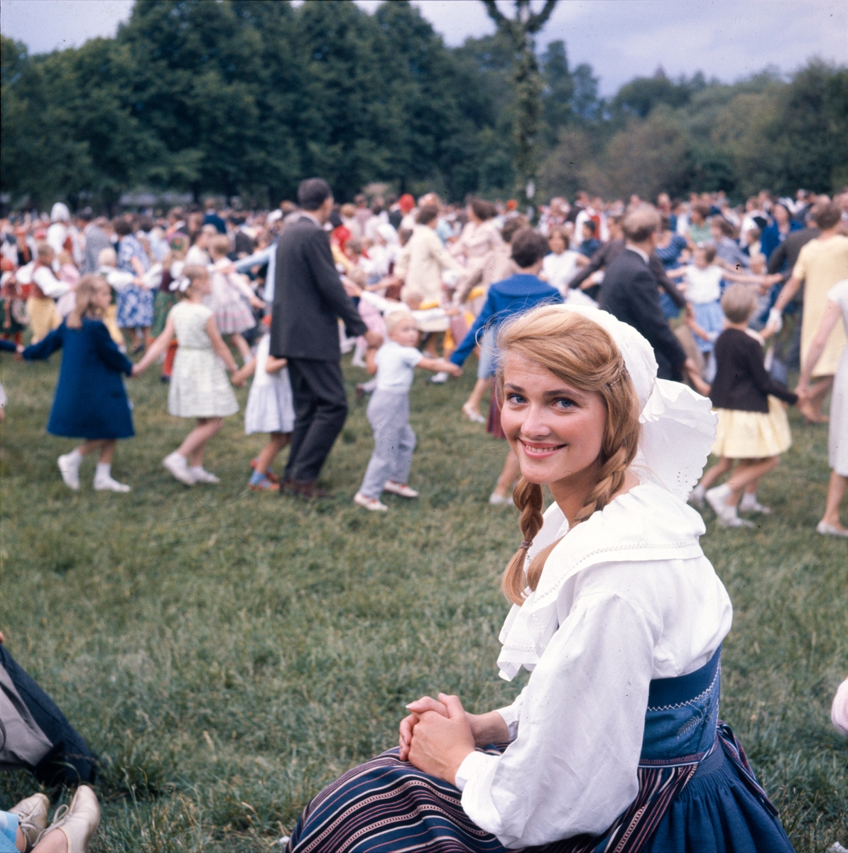 Kvinna avbildad vid midsommarfirandet på Tingsvallen.