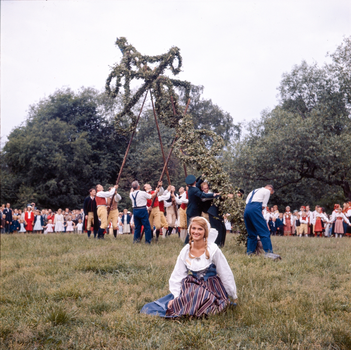 Kvinna avbildad vid midsommarfirandet på Tingsvallen.