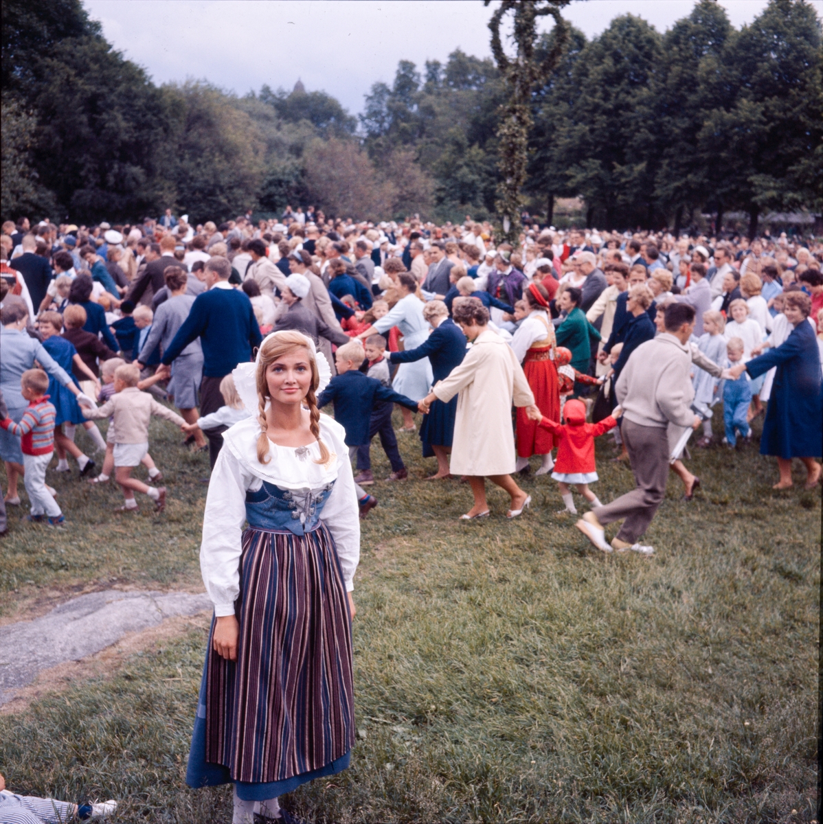 Kvinna avbildad vid midsommarfirandet på Tingsvallen.