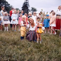 Kvinna avbildad vid midsommarfirandet på Tingsvallen.