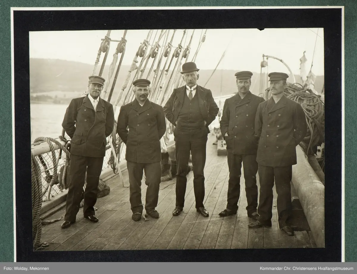 Fra venstre: Sverre Hassel, Oscar Wisting, Roald Amundsen, Olav Bjåland, Helmer Hanssen.