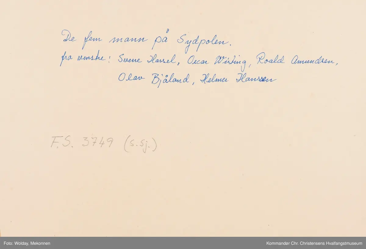 Fra venstre: Sverre Hassel, Oscar Wisting, Roald Amundsen, Olav Bjåland, Helmer Hanssen.