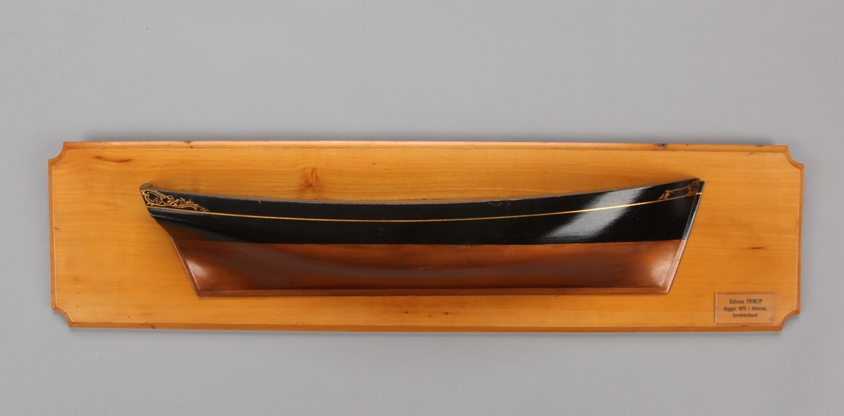 Halvmodell av galeas PRINCIP fra Uskedalen montert på treplate.