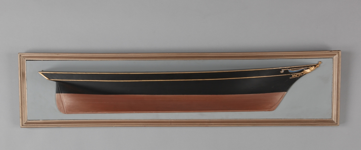 Halvmodell av skip bygget av skipsbyggmester Ananias Dekke (1832-1892). Modellen har i sin tid vært forært til brukseier P. Arnold Hansen, 1922 av Kristian S. Dekke (se baksiden av modellen). Gave til verksmester Taavig Horten (?) fra P. Arnold Hansen januar 1926. Gallionsfigur er en dame med oppsatt hår.