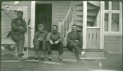 4 karer sitter på trappa på Berg.