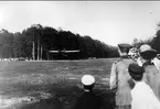 Arméns Nieuport-monoplan IVG över Karlsborgs fästning 29/5 1913. Föraren var dåvarande löjtnanten Gösta von Porat, och var det första flygplanet som landade i Karlsborg. Här startar planet från skjutbanan på heden. Neg. finns.