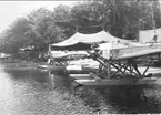 Karlsborg 1930-talet, flygplanet S 5 Hansa i Karlsborgsviken. Förstoring 28 x 38 cm. Neg finns.