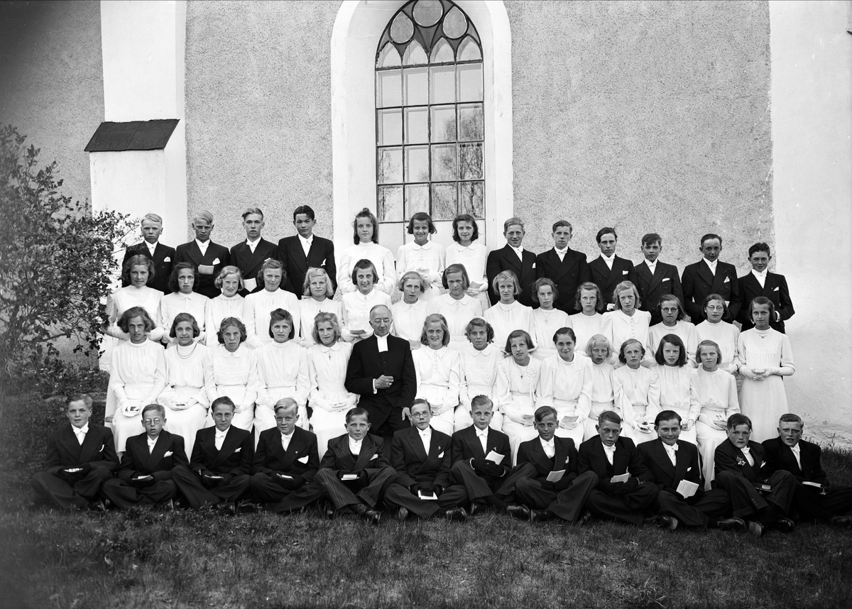 Konfirmander vid Almunge kyrka, Uppland 1941