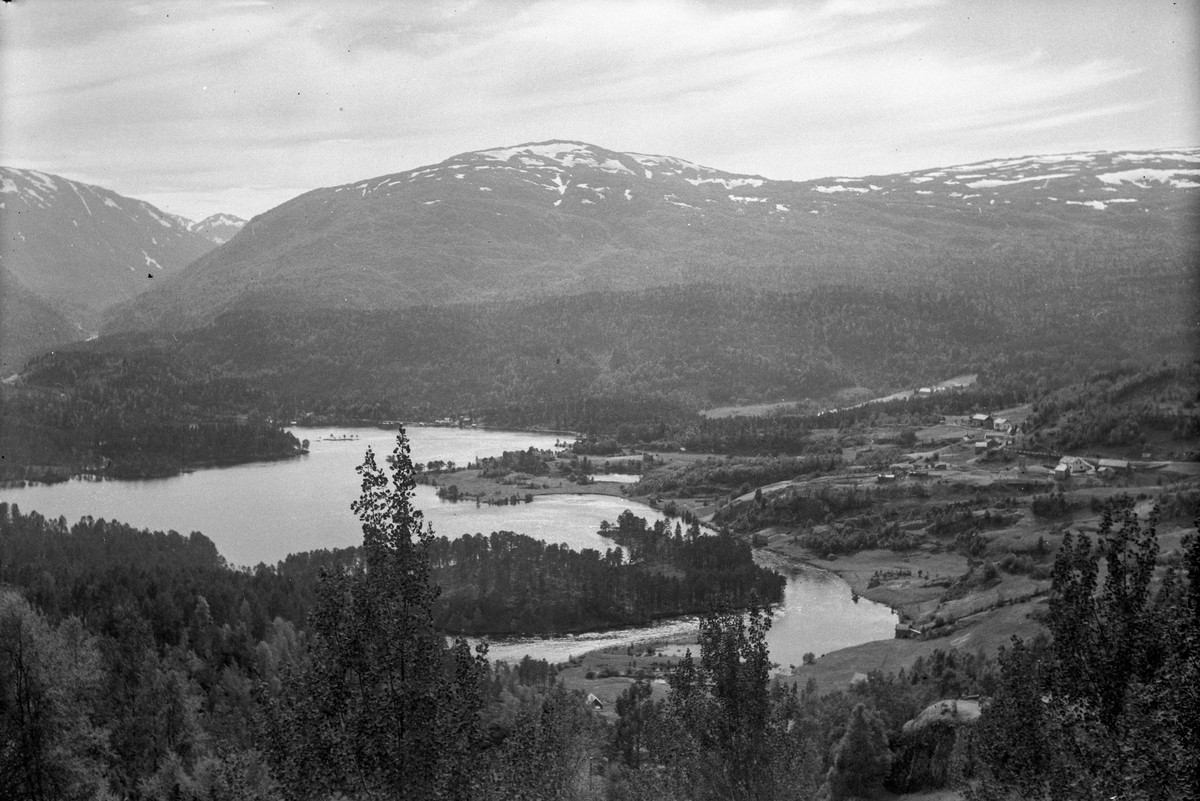 Låtevatn med Espeland i bakgrunnen