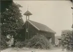 Loftbod med vällingklocka. Smidd spira av 1600-talsform. I flöjeln årtalet 1662. Källare under huset.