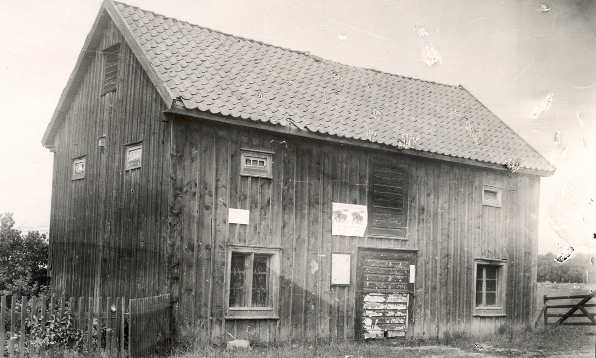 Magasin. Blev senare smedja och cykelverkstad.