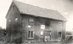 Magasin. Blev senare smedja och cykelverkstad.