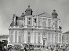 Kalmar domkyrka med torghandel på Stortorget i förgrunden.