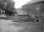 Gammal gård och loge med knutat svinhus.