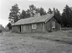 Ett bostadshus i sadeltak och träfasad i Geltorp.