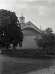 Bäckebo kyrka i nyklassicistisk stil. Exteriör gaveln och kyrkogårdsmuren.