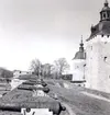 Kalmar slott med kanoner på västra vallen. Kungsmakstornet och Kuretornet syns i bild.