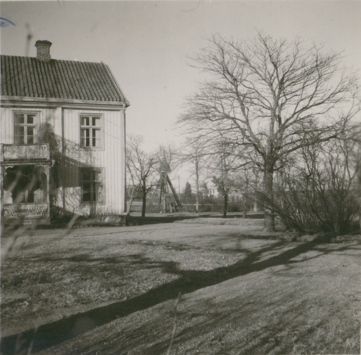 Häradshövdingebostället i Vassmolösa. Exteriör högra delen av huset med tingshusklockstapeln i bakgrunden.