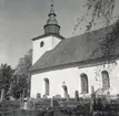 Döderhult kyrka. Exteriör del av långsidan med tornet till vänster, snett från höger.