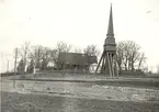 Pelarne kyrka med klockstapel.