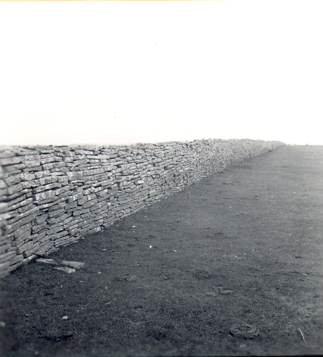 Hertig Karl Gustaf, senare Karl X Gustaf hade Öland som förläning när han 1653 lät bygga denna mur. Den drygt 2 meter höga muren i Öländsk kalksten sträcker sig rakt över hela ön, från öst till väst.