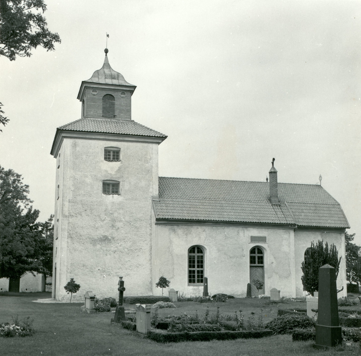 Exteriör av Egby kyrka.