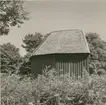 Ladugård med dösformat tak.