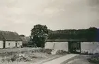 Portskjulet till höger. Till vänster Herbert Karlssons ladugård.