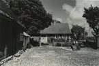 Gilbert Olssons gård. Boningshuset med foderladan till vänster.