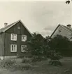 Marsjö gård. Södra gaveln av boningshuset och västra gaveln av brygghuset.