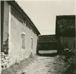 Hilvard Simonssons gård. Brygghus till vänster, vagnsskjul till höger, ladugård i bakgrunden.