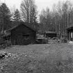 Vedbod och till höger en smedja i Låxbo.