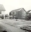 Motiv från en gård i Valsnäs.. Gamla byggnaden till höger.