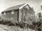 E. Anderssons gård. Gamla byggningen åt sydväst. Nyrenoverat till höger.