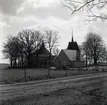 Voxtorps kyrka och det 1959-60 uppförda bårhuset från nordväst.