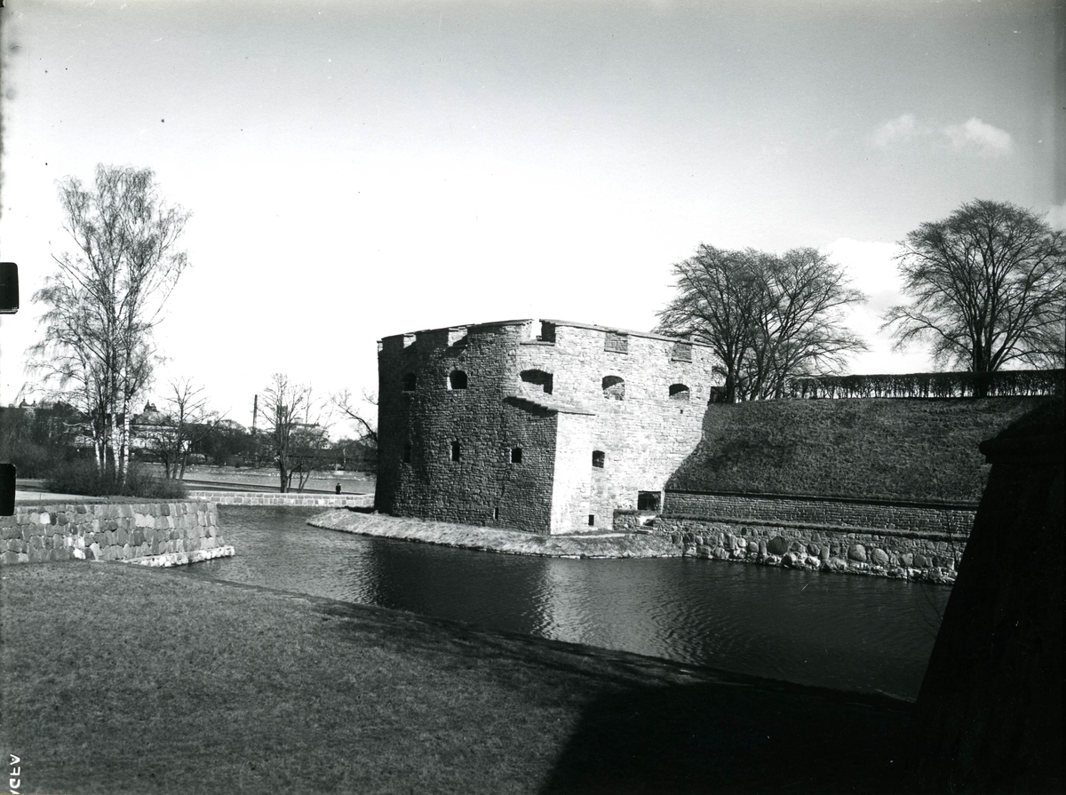 Vallgraven och nordvästra postejen på Kalmar slott.