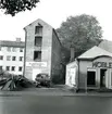 Kv. Beckasinen från Södra vägen. I bakgrunden syns KFUMs elevhem för gymnasiepojkar, färdigt 1949.