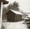 Lokförarbostaden och lokstallet till den nu upprivna skogsbanan på kronoparken. 200 meter sydsydväst om Gullringens station. Foto från öster.

Tillhörande uthus från öster.

Foto: KG Petersson 12.2.1973