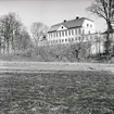 Fredriksbergs herrgård från åkermarken på baksidan.