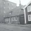 Bostadshus i kvarteret Krögaren. Putsen på huset till vänster är senare borttagen varför det står som korsvirkeshus.
