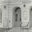 Entrén med trappa till Kalmar teater.
